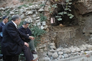 Fatih Mahallesi"ndeki tarihi kemere beton!